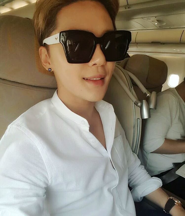 reve_xia1215's tweet photo. 시아준수 + 선글라스 = 성공적인 셀카📷 https://t.co/GzKhXPPQ8L