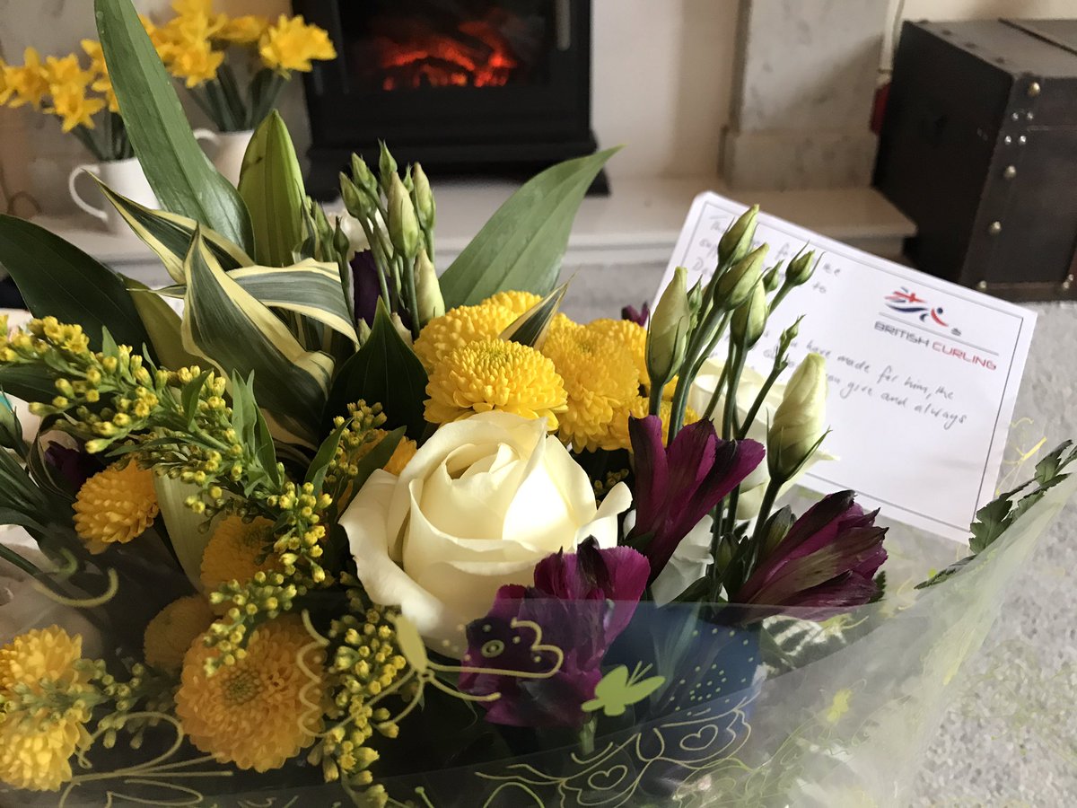 In a class of their own-<a href="/BritishCurling/">British Curling</a> sending flowers to the family of their staff to thank them for the sacrifices + support. Makes me even more proud to be a <a href="/TeamGB/">Team GB</a> wife and takes the edge off looking after 3 under 5 while @leith_dave is at #WinterOlympics2018 #TEAMGB 👍🏼🥇