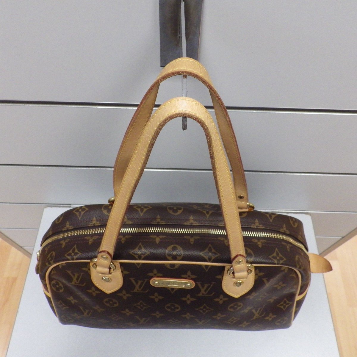 luxuryboutiquit's tweet photo. https://t.co/TQVTqpaJ1e #LuxuryAccessory #BestItalianVintage #MustHaveItalianBrand #Hermès #versace #LouisVuitton #Chanel #LuxurybrandsonEtsy #ItalianBrandFreeshipping #luxuryonEtsy #Guccisunglasses #GucciPrada #CostumeDesigner #Italianwintersales #BestSales2018 #FreeShipping https://t.co/1PlV5uTGGn