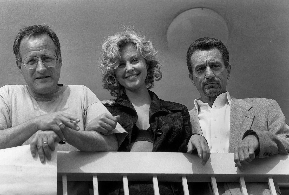 Happy 75th Birthday Michael Mann! Here he is with Ashley Judd and Robert De Niro on the set of 1995 s Heat 