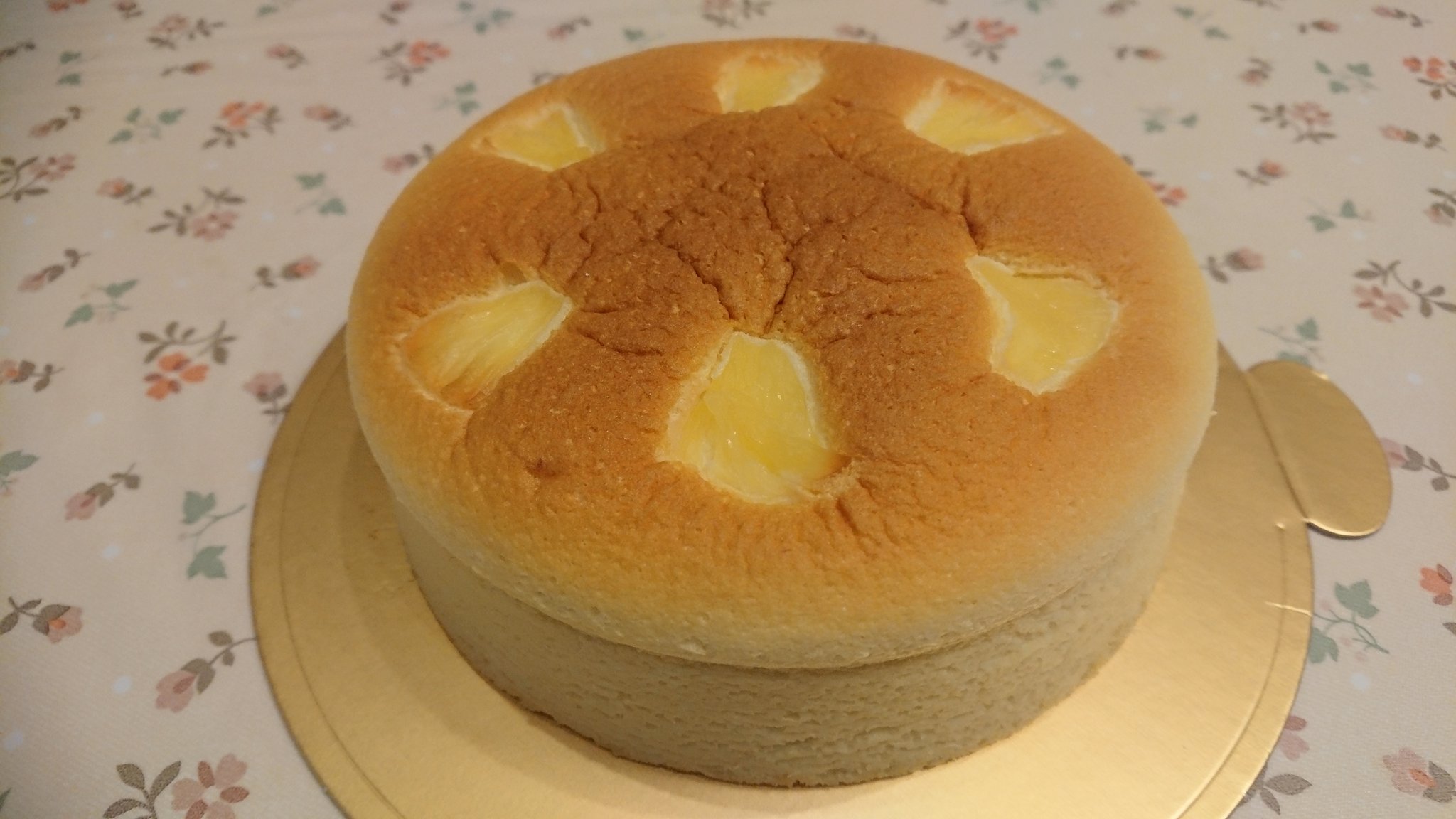 どらみ たこまん浜松本店周年記念特別企画で新発売した 濱松チーズケーキ 子供の頃に良く食べた サンフェアリーの チーズケーキ の復刻版で懐かしかった O 大きさこそ違うけど あの独特のふわふわ感は最高 ー 濱松チーズケーキ サン