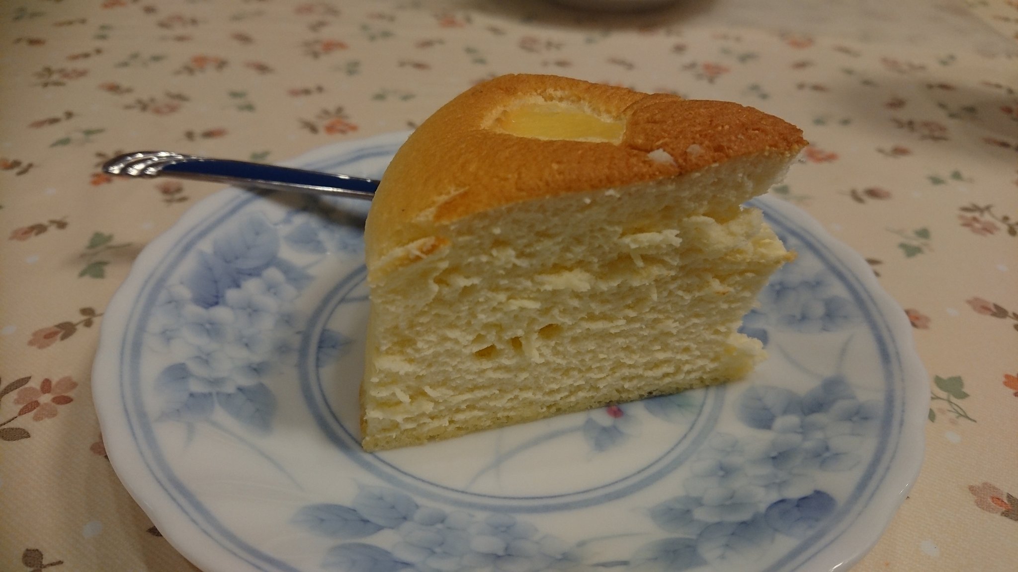 どらみ たこまん浜松本店周年記念特別企画で新発売した 濱松チーズケーキ 子供の頃に良く食べた サンフェアリーの チーズケーキ の復刻版で懐かしかった O 大きさこそ違うけど あの独特のふわふわ感は最高 ー 濱松チーズケーキ サン