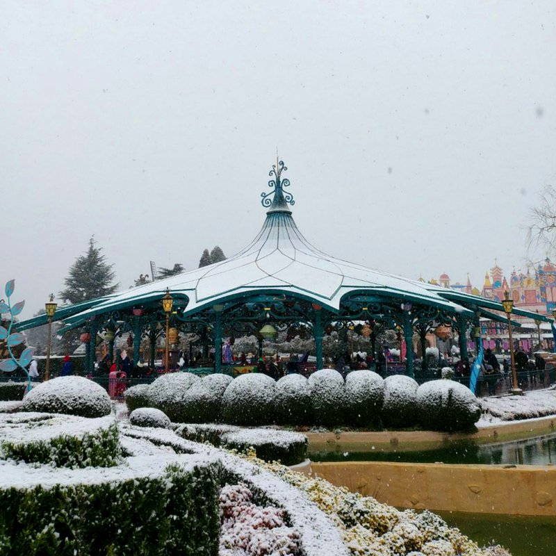 DisneyParis_EN's tweet photo. Let it snow, let it snow... let it snow ! ❄✨ #Snowing #DisneylandParis https://t.co/YB2eBBdVRl