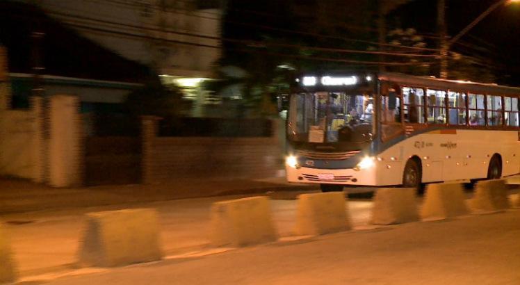 radiojornalpe's tweet photo. Ônibus é assaltado por 9 pessoas armadas na Avenida Mascarenhas de Moraes - https://t.co/JyffGF0dF2 https://t.co/uveqMbQWrt