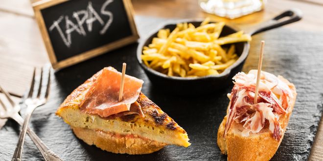 Think you know the differences between Tapas and #Pintxos? Find out via <a href="/Travel_For_Food/">Travel for Food Hub</a> - ow.ly/IEkb30icMow 🍢🍻
