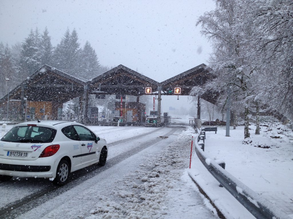 montagneussel's tweet photo. Il #neige a gros flocons sur #Egletons en #Correze et aux abords du péage de l'#A89 https://t.co/Ejge6G0REh