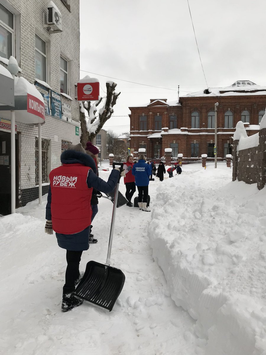 Молодёжный актив @er37_gorod принимает участие в уборке города от снега 🇷🇺👍🏻
