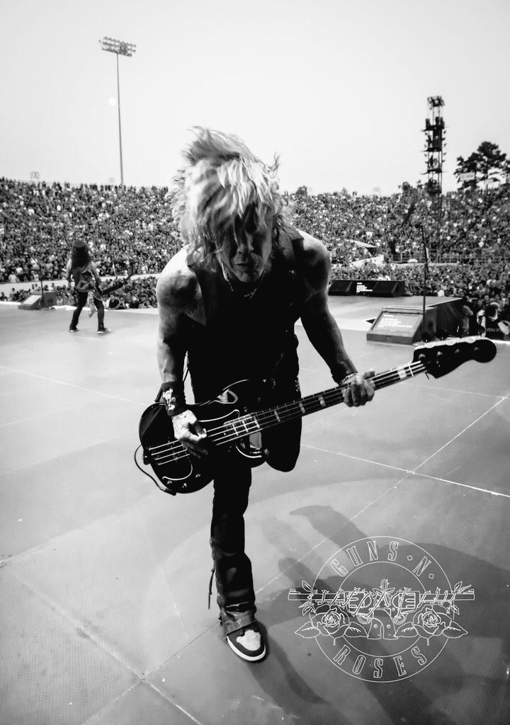 Happy Birthday 
Duff McKagan !!
How could you look So Fine !!     