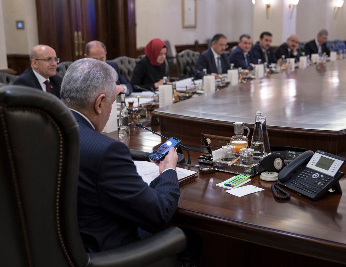 BY's tweet photo. Başbakan Yıldırım, Bakanlar Kurulu öncesinde PTT Messenger uygulaması ile canlı olarak Hatay'daki Zeytin Dalı Harekat Merkezine bağlandı. https://t.co/CcwGyCggPW