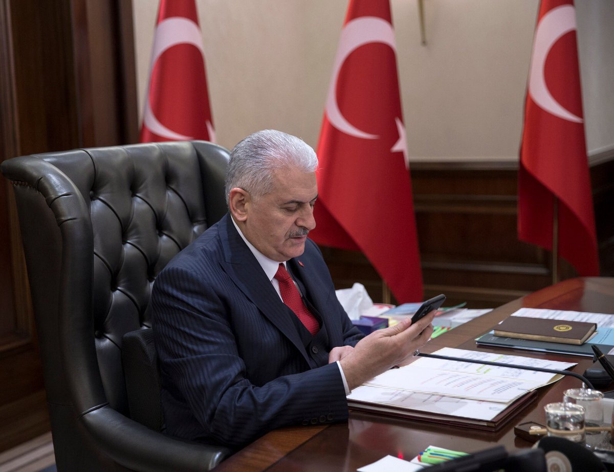 BY's tweet photo. Başbakan Yıldırım, Bakanlar Kurulu öncesinde PTT Messenger uygulaması ile canlı olarak Hatay'daki Zeytin Dalı Harekat Merkezine bağlandı. https://t.co/CcwGyCggPW