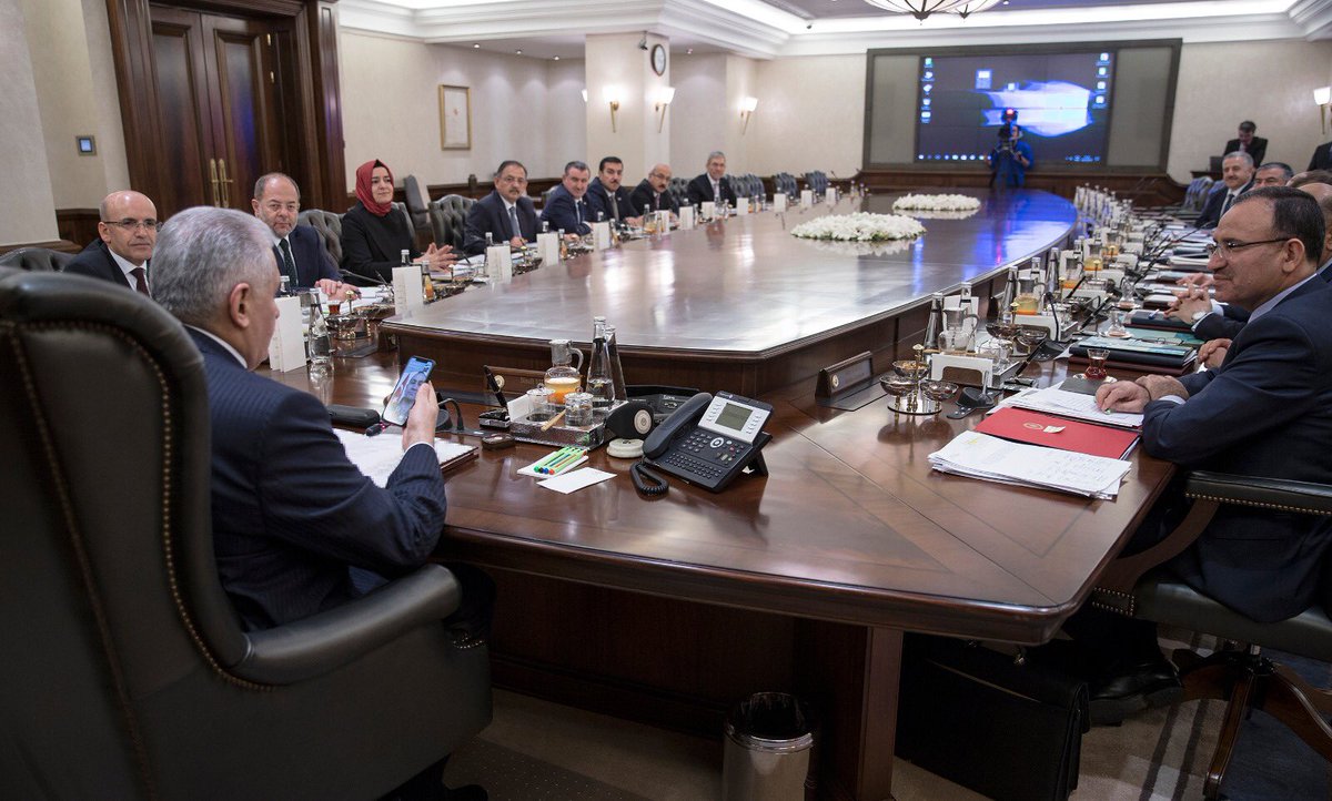 BY's tweet photo. Başbakan Yıldırım, Bakanlar Kurulu öncesinde PTT Messenger uygulaması ile canlı olarak Hatay'daki Zeytin Dalı Harekat Merkezine bağlandı. https://t.co/CcwGyCggPW