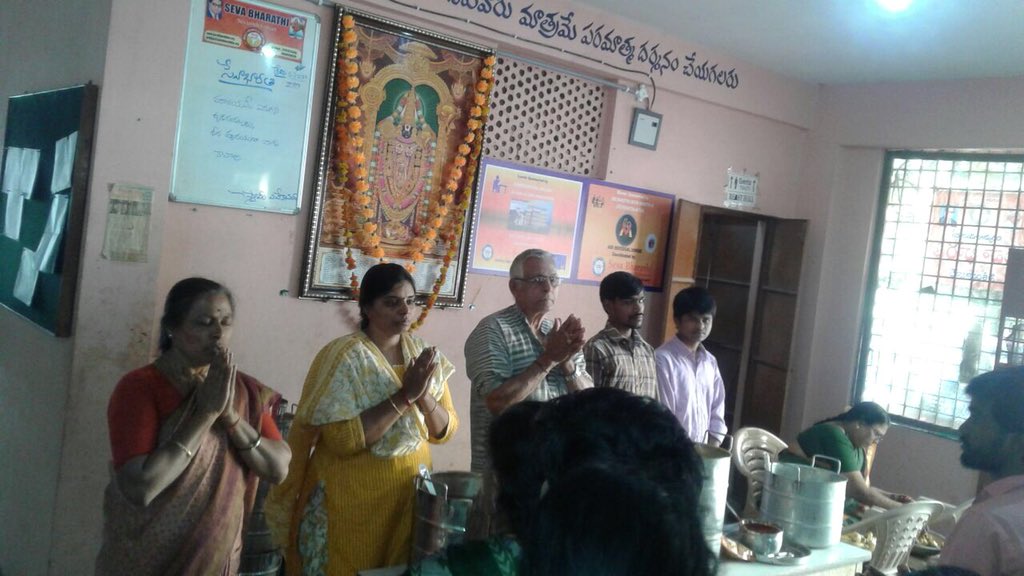 sevabharathitg's tweet photo. Smt Sita lakshmi and Sri Jagannath rao sponsored today’s lunch on the eve of their son Sri Sriram for 250 patients attendants at Gandhi Hospital #Sevabharathi #SivanandaAshram Shelter home #Hackhunger #FeedtheHungry #సేవాభారతి https://t.co/TtOjCCLJz7