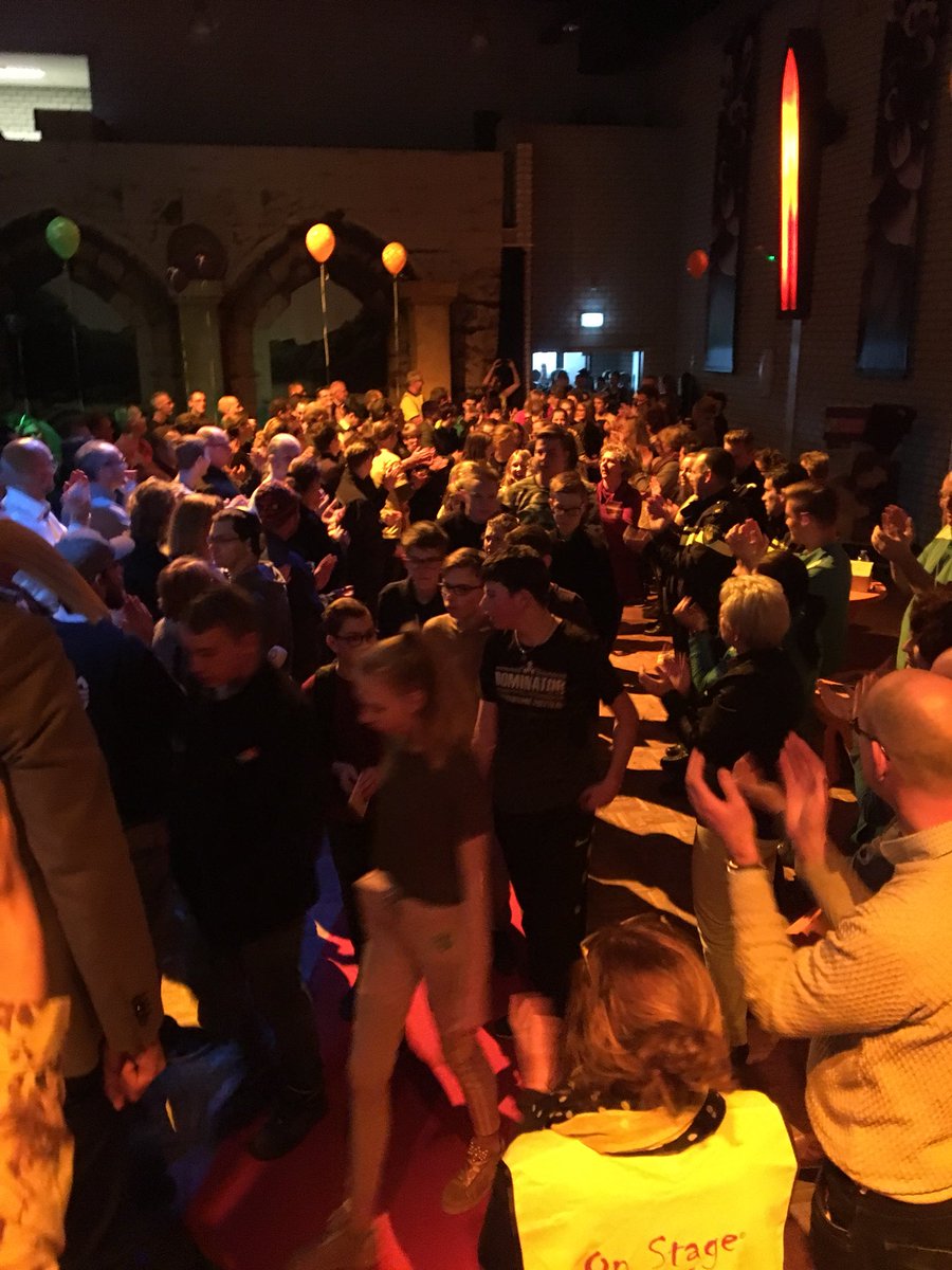 VMBOOnStage's tweet image. Hier is het feest hoor! Wat een goed voorbereidde #vmbo-ers en  enthousiaste beroepsbeoefenaren 💜💚 #netwerk #beroepenfeest #vmbodoetertoe #lob