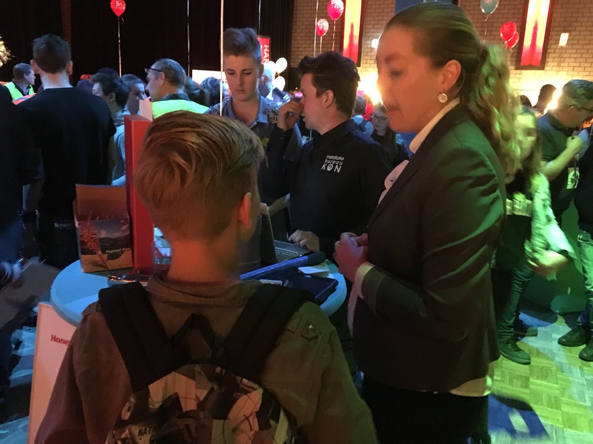 VMBOOnStage's tweet image. Hier is het feest hoor! Wat een goed voorbereidde #vmbo-ers en  enthousiaste beroepsbeoefenaren 💜💚 #netwerk #beroepenfeest #vmbodoetertoe #lob