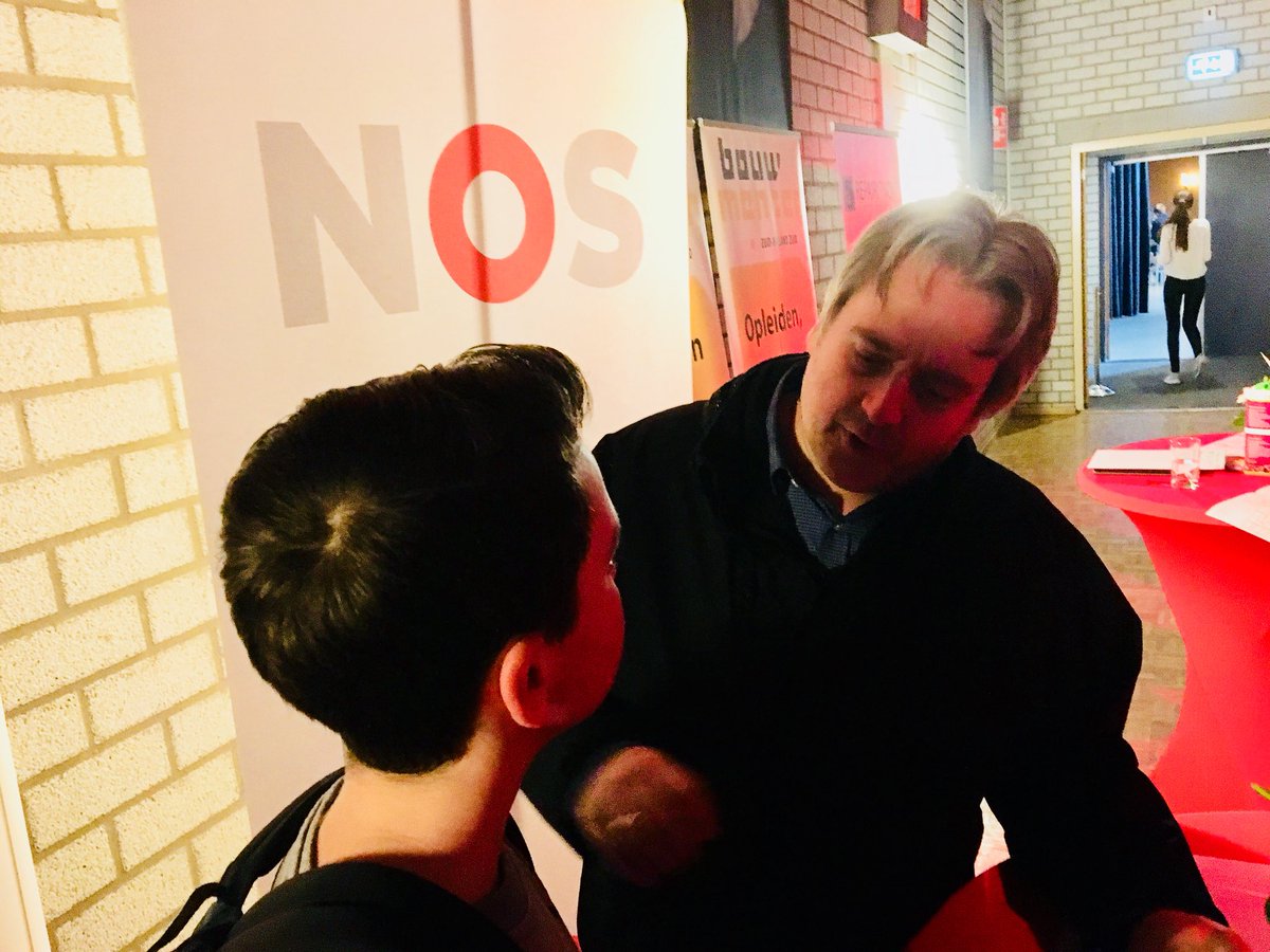 VMBOOnStage's tweet image. Hier is het feest hoor! Wat een goed voorbereidde #vmbo-ers en  enthousiaste beroepsbeoefenaren 💜💚 #netwerk #beroepenfeest #vmbodoetertoe #lob