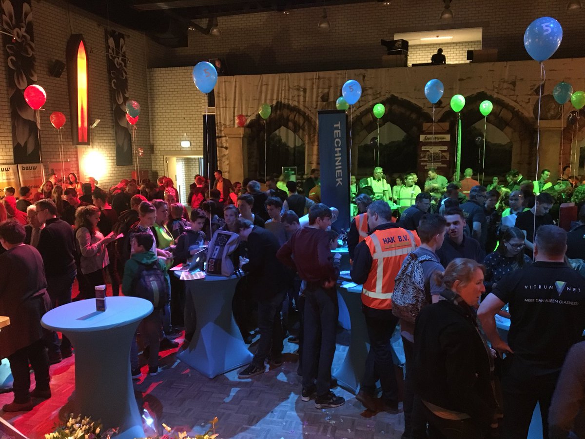VMBOOnStage's tweet image. Hier is het feest hoor! Wat een goed voorbereidde #vmbo-ers en  enthousiaste beroepsbeoefenaren 💜💚 #netwerk #beroepenfeest #vmbodoetertoe #lob