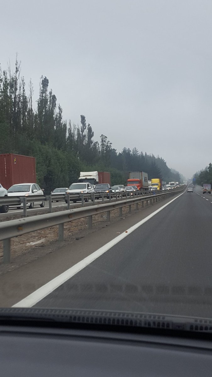 anto_g_c's tweet photo. El corte de ramas tiene este taco altura peñuelas, de viña a stgo. @AlertaVR @sitiodelsuceso @ucvradio @reddeemergencia https://t.co/OTyBFSjyKo