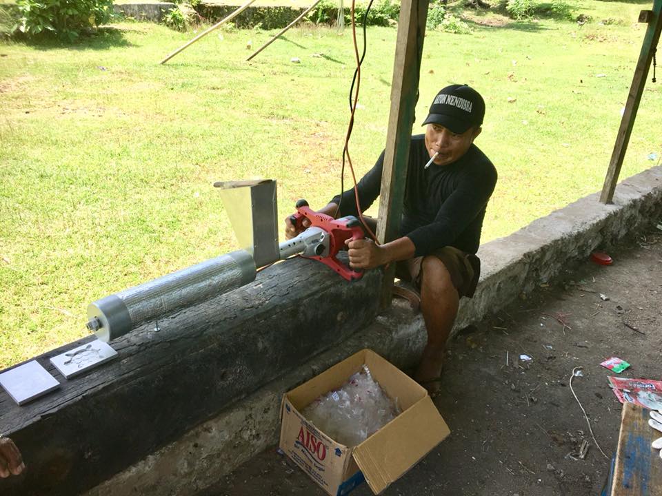 Onze eerste plastoformer in actie in Indonesie.
facebook.com/MalukuCompeten…