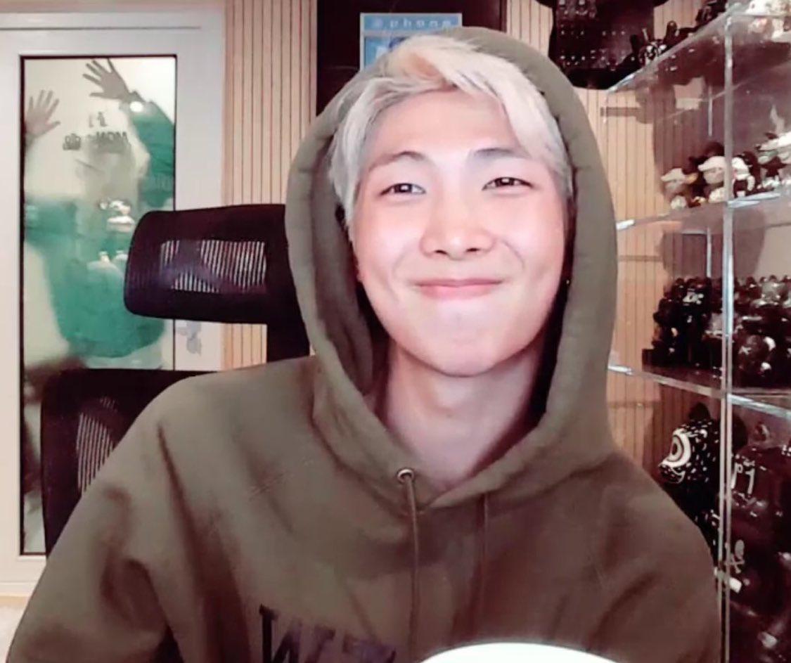 EhmsVillon's tweet photo. Imagine..
Having a facetime with Namjoon when I saw Jimin at the back and I was shocked as he slams himself to the door..
#ARMYSelcaDay https://t.co/VSQws2BuR8