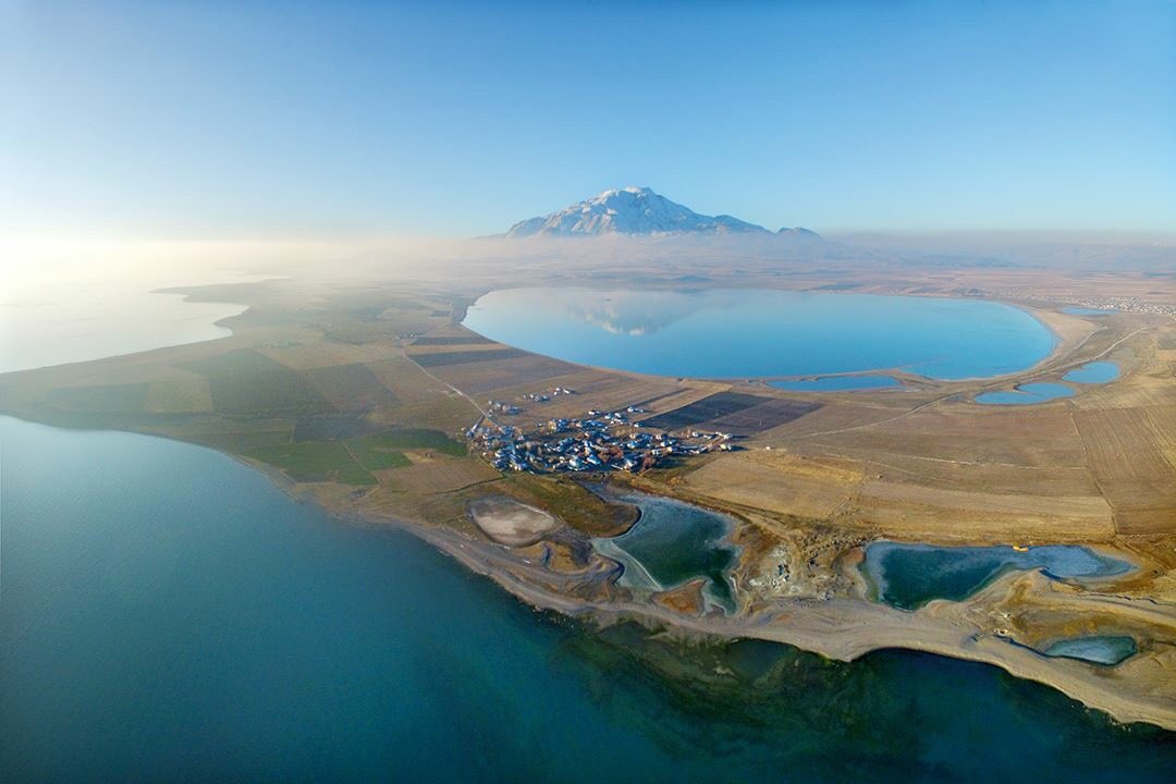 AtlasDergisi's tweet photo. Atlas, şubat sayısında ayrıntılı bir dosyayla Bitlis ilinin doğa ve kültür hazinelerini işliyor. Bir tarafında Arin Gölü, bir tarafında Van Gölü uzanan Esenkıyı Köyü, ayrıca uzaklardan Süphan Dağı’nı seyrediyor. Fotoğraf: Turgut Tarhan https://t.co/mFBstG7CBq