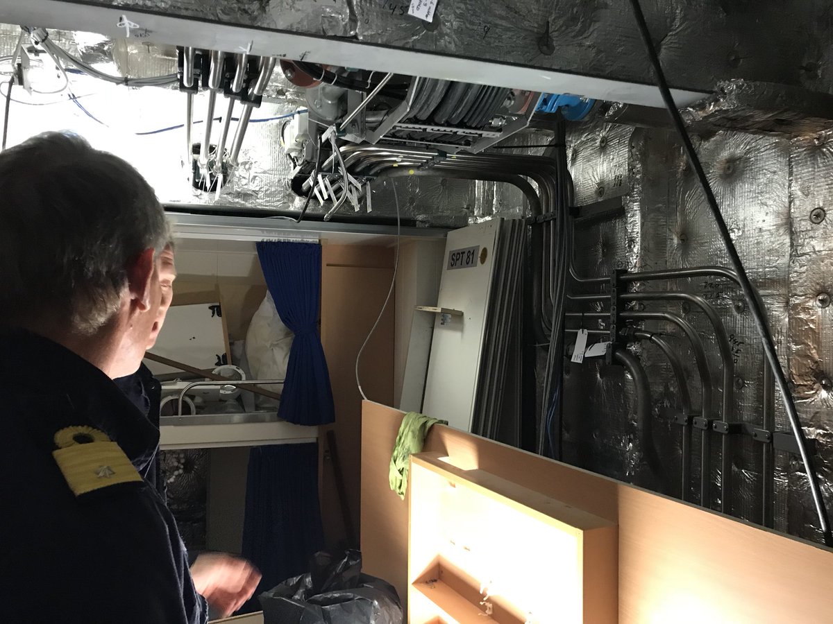 JosKoning69's tweet image. Aan boord van Zr.Ms. Holland gekeken naar voortgang reparatie WMI. Per dag in totaal een man of 50 die problemen aanpakken.