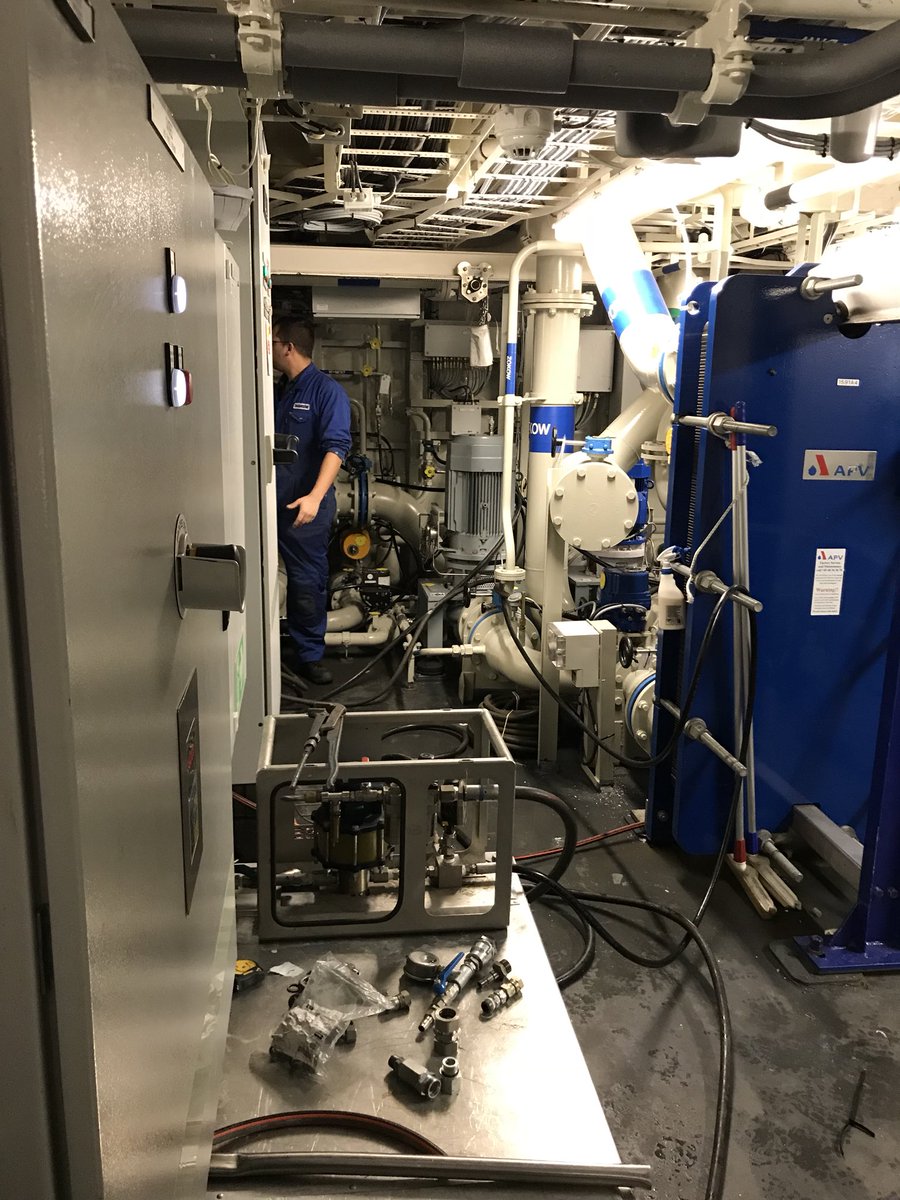 JosKoning69's tweet image. Aan boord van Zr.Ms. Holland gekeken naar voortgang reparatie WMI. Per dag in totaal een man of 50 die problemen aanpakken.