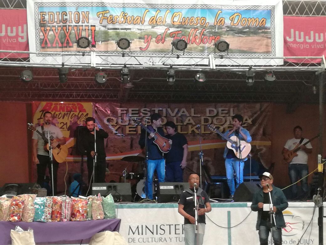 CoplerosJ's tweet photo. FIN DE SEMANA GIRANDO CON NUESTRAS CANCIONES, AMNESIA (SALTA) Y FESTIVAL DEL QUESO Y LA DOMA (PUESTOS EL MARQUES) GRACIAS AL PUBLICO POR RECIBIRNOS EN TODOS LADOS Y BRINDARNOS SU AFECTO. 
JUEVES DE COMADRES Y LUNES 12/02 CON CHANKA CHANKA EN PURMAMARCA UN GRAN ABRAZO PARA TODOS https://t.co/a8pbSIswQO