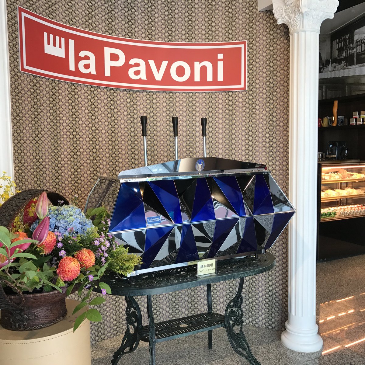 LaPavoni1's tweet photo. La Pavoni showroom in Taipei city
Photo courtesy: Arthur Yang
.
.
.
#lapavoni #lapavoniespresso #diamante #lapavonidiamante
#levermachine #coffee #espresso #caffè #cafè #Italian #design #madeinitaly #sexy #art #beauty #coffeeporn #Taiwan #Taipei #showroom#bplus #bpluscafe https://t.co/UcGi11u47e