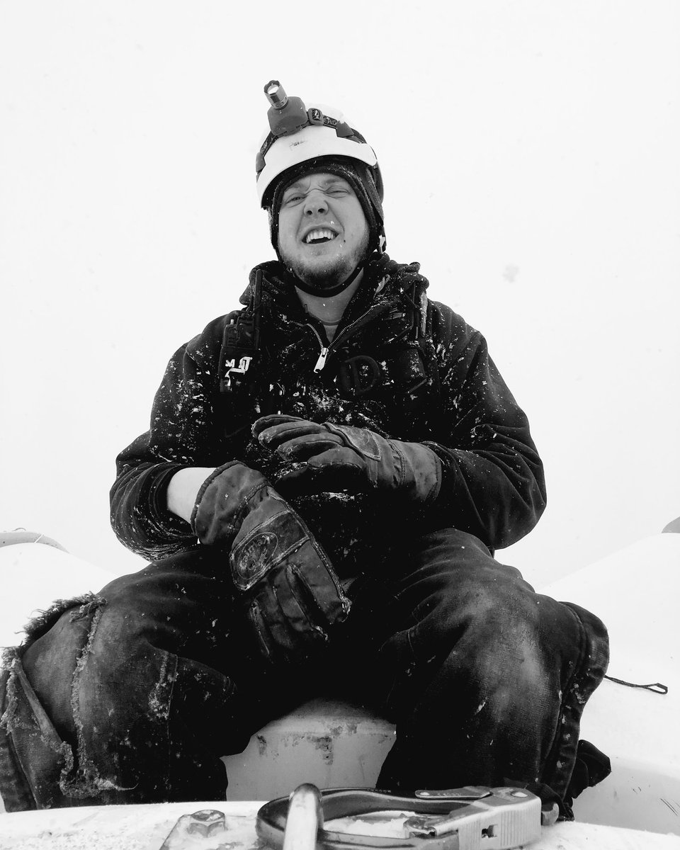TCGMwind's tweet photo. Tweet tweet, a little bird told me today is a good day. Smile, Jonathan Watson can a d he's in the middle of a snow storm 300 ft up. #nocubicles #WindEnergy https://t.co/7N5ucAd0FE