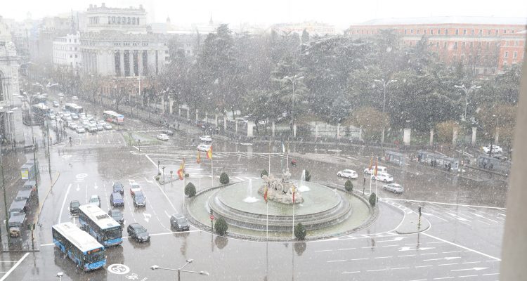 MADRID's tweet photo. ❄️❄️Activamos el nivel naranja del Plan de Emergencias Invernales en la ciudad de Madrid. Seguimos recomendando no utilizar el vehículo privado y desplazarse en transporte público. https://t.co/xzcu3yy8FU https://t.co/e8qVkyxCf5