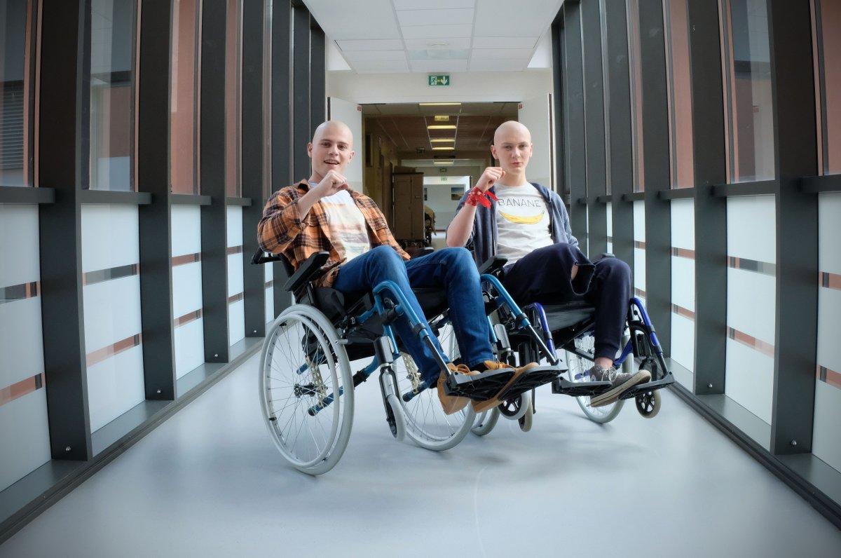 TF1's tweet photo. "Férocement humain" - @TelecableSat
#LesBraceletsRouges ce soir à 21h, votre fiction événement tendre, drôle et émouvante. Découvrez les premières minutes : https://t.co/AH16I2drAT https://t.co/H74Sd5BUhu