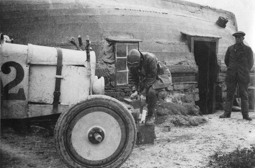 AlohaWanderwell's tweet photo. 1922 Incredible picture of a man standing next to a "House Boat" upside down, while one of the Wanderwell members, probably Aloha, refuels #2. I believe this was in Holland.
#Wanderwell
#PioneeringWoman
#FemaleIndianaJones
#WomeninHistory
#AlohaWanderwell https://t.co/dHRxm9lHDX