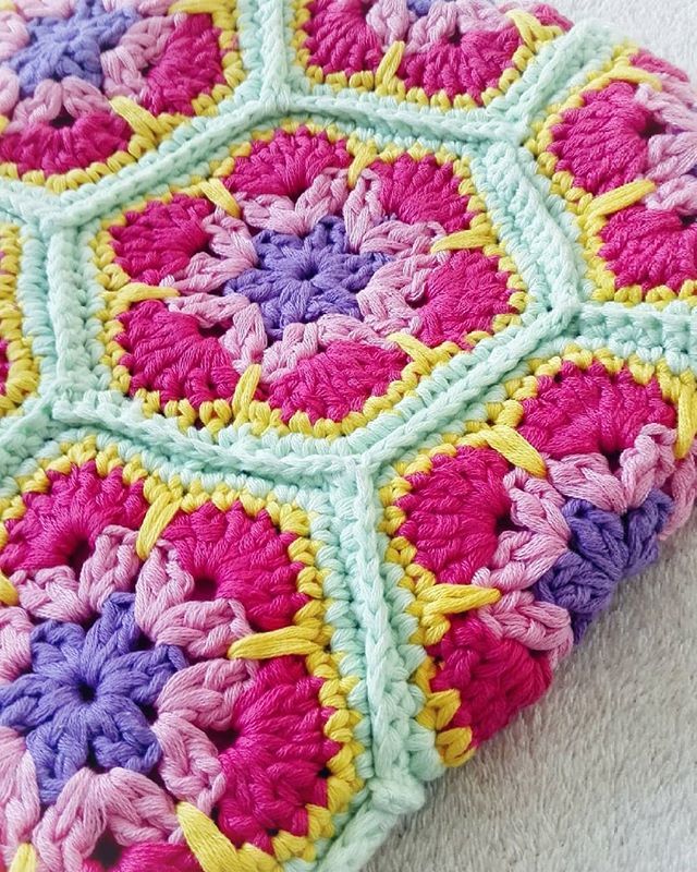 bossacreations's tweet photo. Flor africana tejida a crochet | #AfricanFlower .
.
.
#bossanovacreations #crochet #crocheting #crochetlove #crochetaddict #crocheter #instacrochet #croche #uncinetto #knit #knitting #knitstagram #knitwear #knittersofinstagram #ganchillo #handmade #handm… https://t.co/nXF0KK5cXw https://t.co/iFNrzqQIFj
