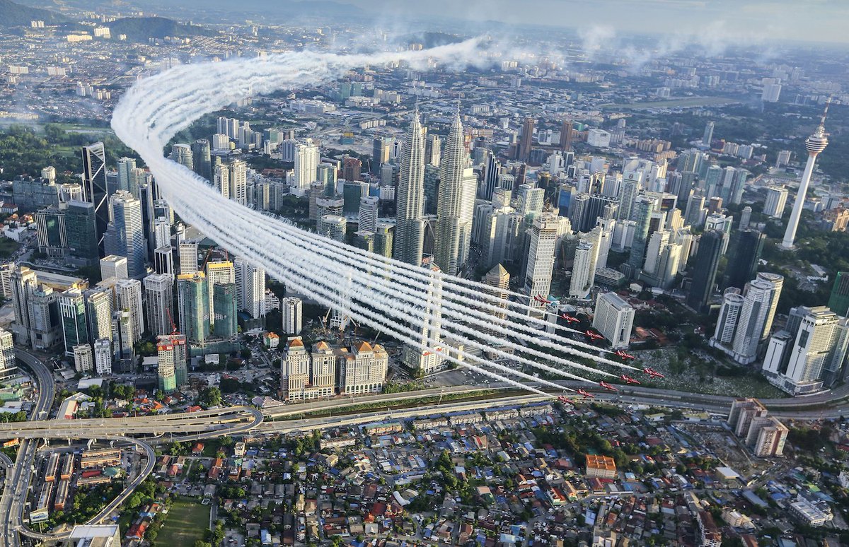 GREATBritain's tweet photo. Picture perfect. #TBT the @rafredarrows flypast over the Petronas Twin Towers in Kuala Lumpur. Phenomenal photo by Cpl Steve Buckley. #RAF100 #InnovationIsGREAT https://t.co/jFL382OIw6