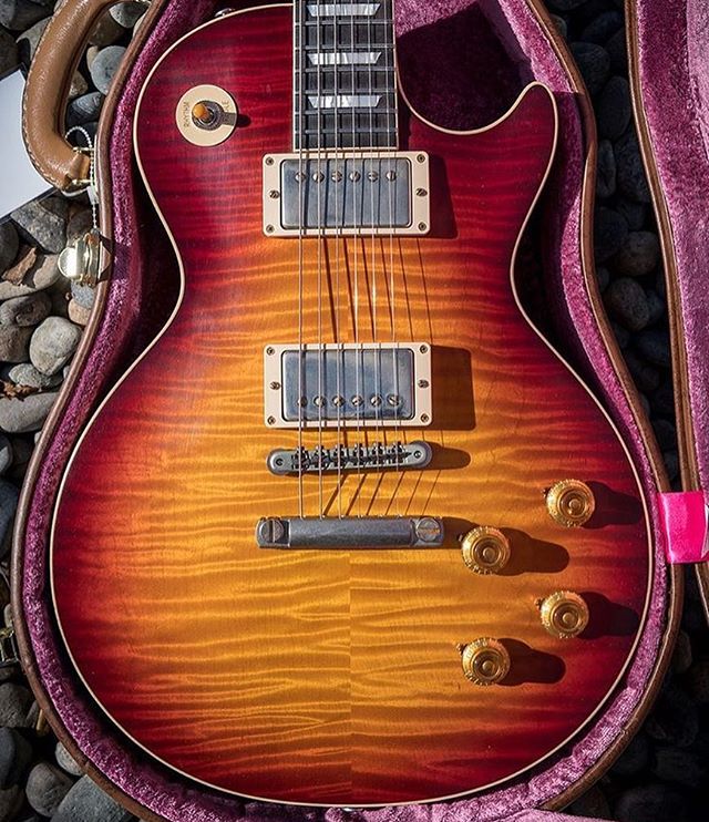 ThroBakdotcom's tweet photo. Happy Gibsunday!!
.
#amazingguitar2013 #gibson #gibsoncustom #lespaul #burst #guitaroftheday #gibsonlespaul #gibsoncustomshop #1959lespaulreissue #1959lespaul #amazingguitar2014 #wildwoodguitars #wildwoodspec #tommurphy #murphyaged #gibsonr9 #flametop 📷: @burst_lovers https://t.co/VKdkv89N9M