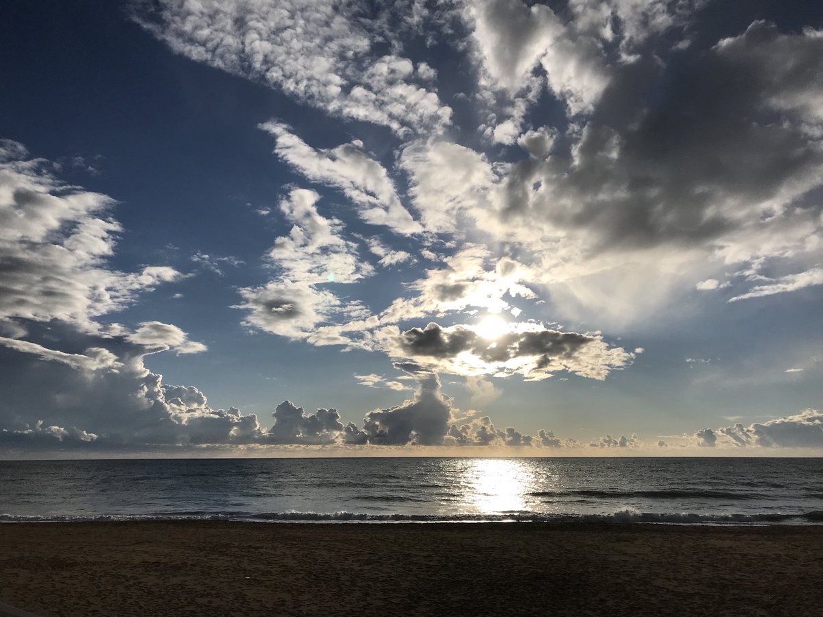 Saritadg's tweet photo. @tiempobrasero Atardeciendo en Playa de Regla, Chipiona. https://t.co/5zbooARJaj