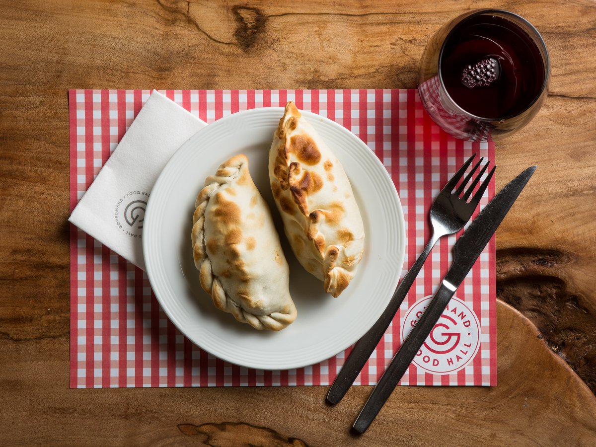 GourmandFH's tweet photo. Estás en la oficina y necesitás hacer una pausa. Tenemos el menú perfecto para vos: 🥟🥟🥟 nuestras deliciosas empanadas gourmet. https://t.co/jjjmPI1WZG