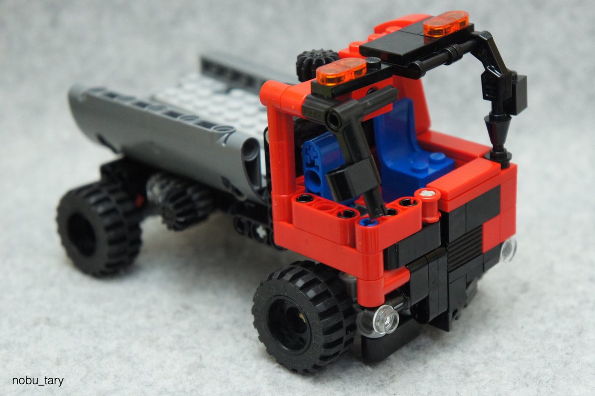 LEGO TECHNIC 42084のトラックを半分はそのままテクニックで、半分をレゴシステムで作ってみました。