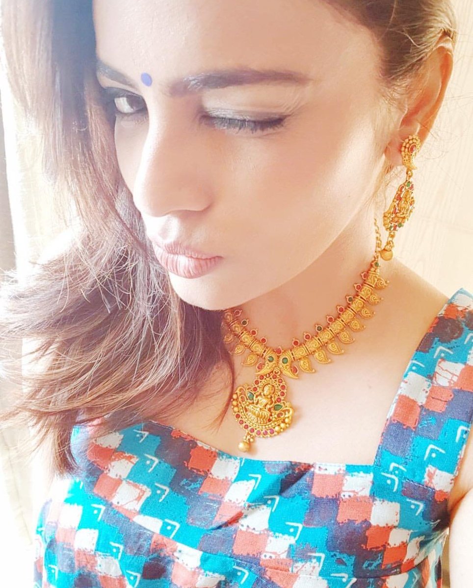 Nanditha_Swetha's tweet photo. Love Being Like Dis ❤️❤️❤️❤️❤️❤️ N Always My Accessories Made Give Finishing-)) Wearing Dis Jewellery Set From #Raji Fancy Lovely Collections U Have Guys-)) Rock On #Chennai #Etnic #Poser #Influencer #Blue #Bindhi #Raji Fancy https://t.co/lehw5ja4DV