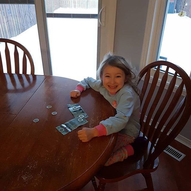 agcoady's tweet photo. Eleanor with her Superbowl winnings. That girl seems to have magic!  Then she gave her little sister some of her winnings. https://t.co/osBWTnpPpH https://t.co/9wNLZL4umN