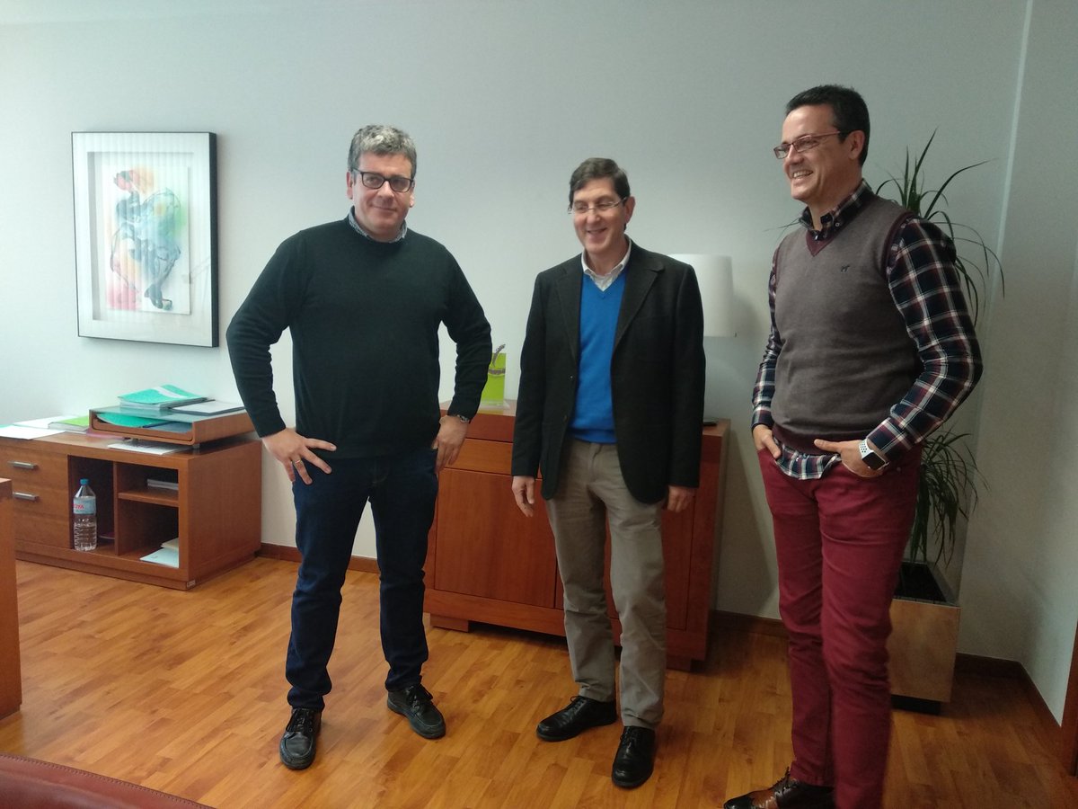 SMurcianaReuma's tweet photo. SMR da bienvenida y trasmite al consejero Manuel Villegas la necesidad de consolidar #ReumatologiaPediatrica en #RegióndeMurcia @Juasanve @Murciasalud @SEReumatologia @AreaUnoArrixaca @Area6VegaMedia @ConArtritis @hospitalmesa @jperezparra @agarmsmiles @Salud_21 @beamonteroamo https://t.co/RurnsWYX6M