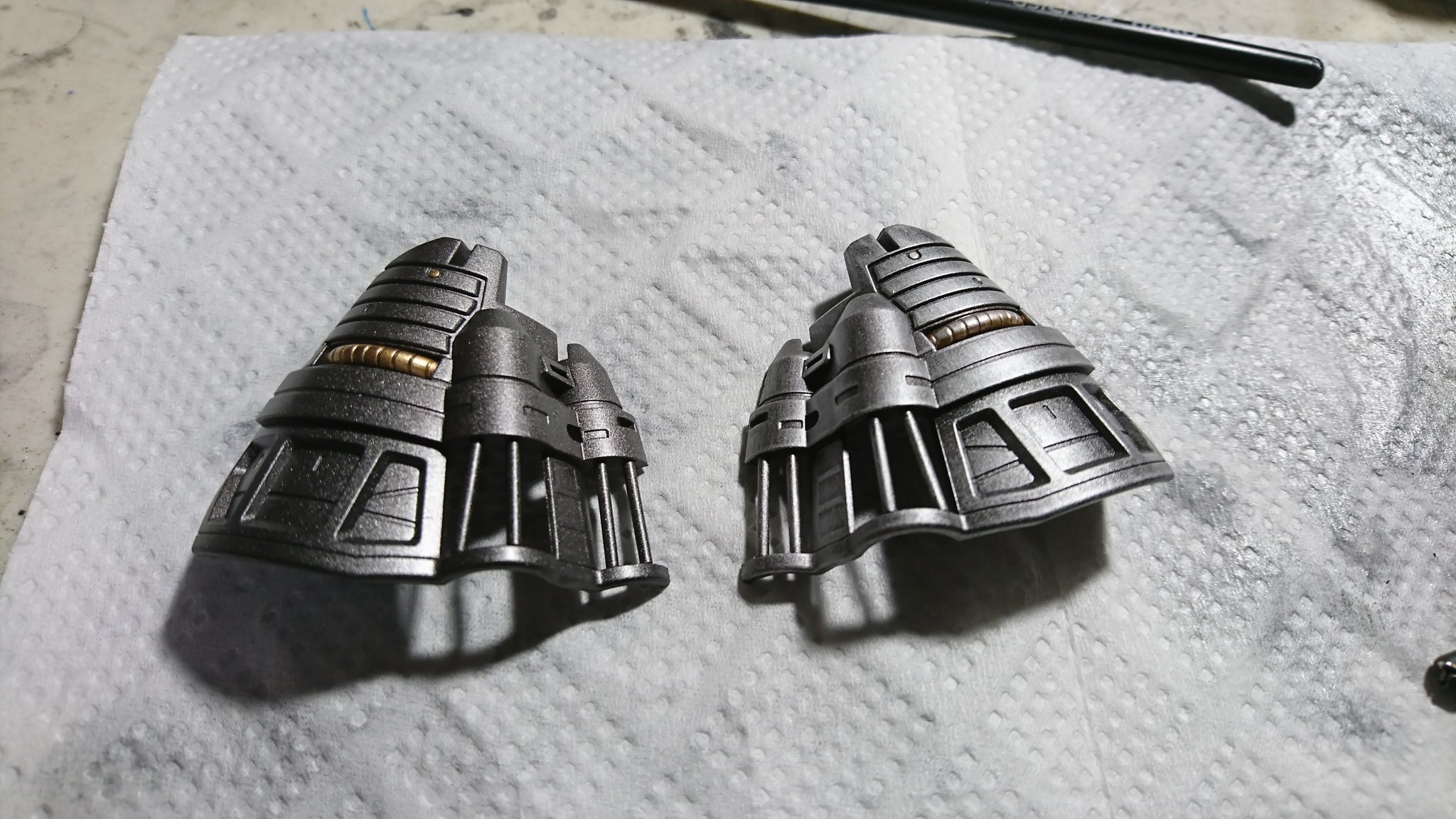のぶ Hguc 1 144 百式製作中 焼鉄色で塗装した内部フレームにシルバーでドライブラシを行って 金属表現を追加 左がドライブラシ前 右がドライブラシ後です ガンプラ マスターグレード ゲルググ Mg プラモデル ガンプラはどんな自由な発想で作っ