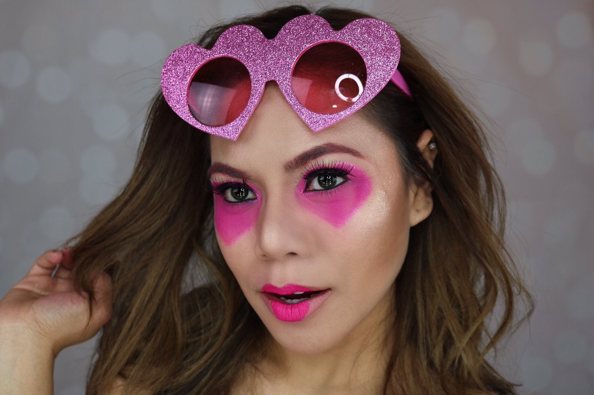 ELLAsDaily's tweet photo. Makeup here
#elfcosmetics Acne Fighting Foundation
#beccacosmetics Backlight Priming Filter
#katvondbeauty Shade &amp; Light Contour Palette
#hudabeauty Electric Obsessions Palette
#flirtcosmetics Dot Dot Dot Eyeliner Art
#beccacosmetics 
#sammarcel https://t.co/8Punl8JW5W