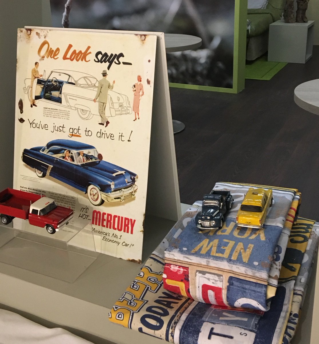 gipetex's tweet photo. Pronti per un nuovo entusiasmante viaggio con la nuova stampa Vintage #vintage #news #cars #ford #lenzuola #copripiumini #quilt #duvetcover #madeinitaly #pillow #bedlinen #bedroom https://t.co/F6eiqcEJKJ