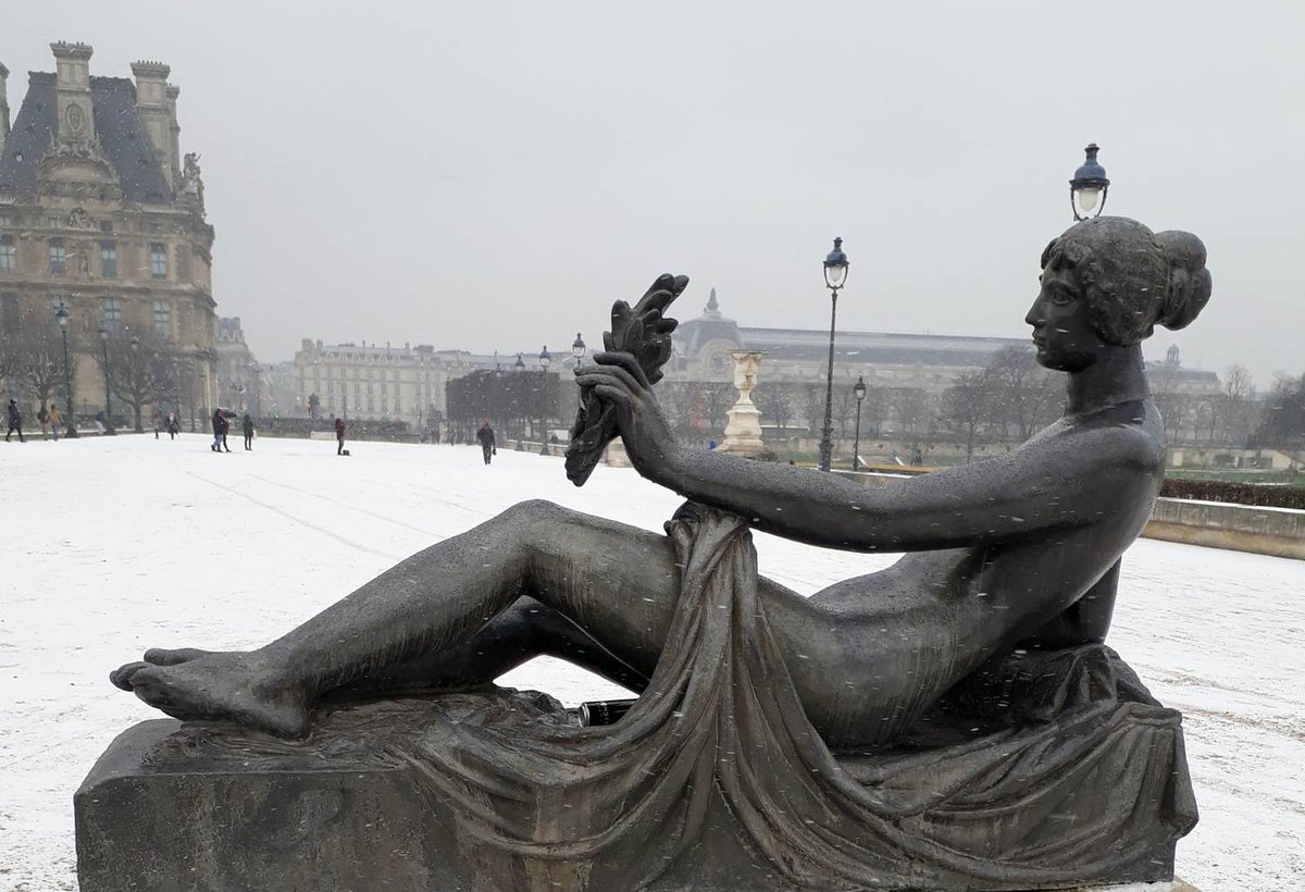 Look at that beautiful white coat covering the city! 😍 We love #Paris in the snow. ❄️ Thanks for sharing your snowy pictures 👍 #neige