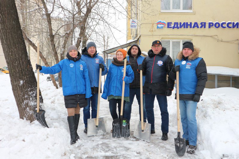 Сегодня #командаЮга помогла сотрудникам ЖКХ расчистить снег рядом с окружным и районными исполкомами Партии #ЮАО Приглашаем всех присоединиться к нашей инициативе #убЕРиснег 💪