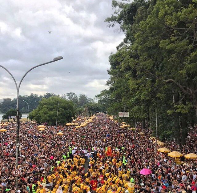#SP1 fui para um bloco ontem e só vi um ponto de banheiros. Assim fica difícil evitar que a galera faça xixi na rua. Cadê os banheiros?
