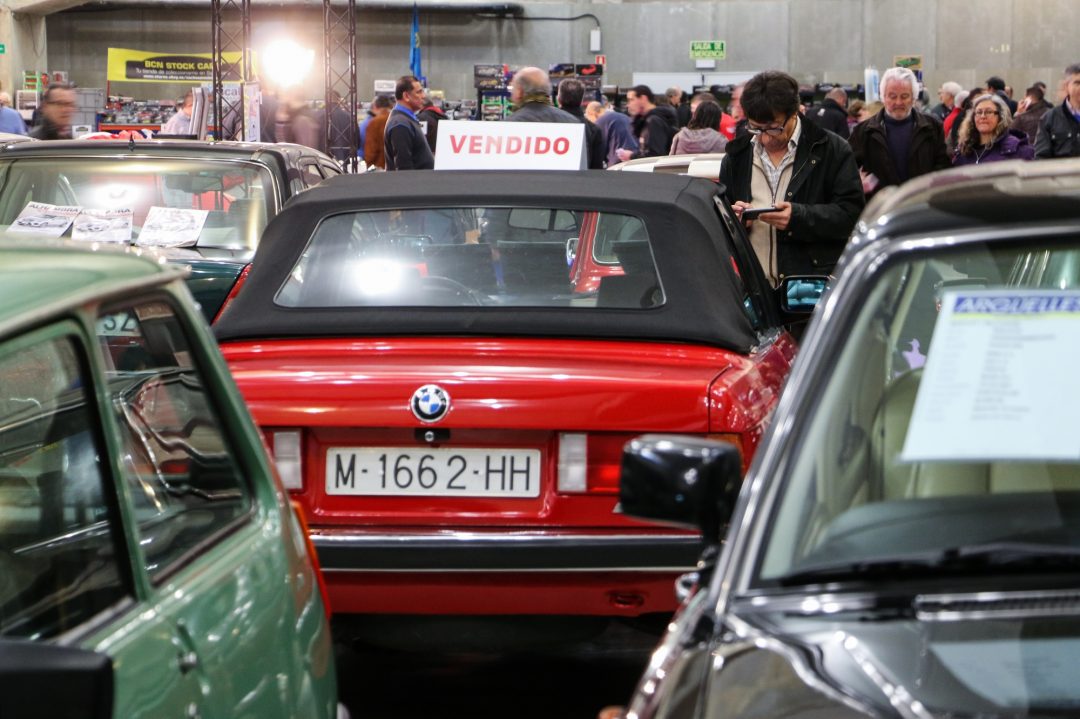 classicautomad's tweet photo. No hay #ClassicAuto18 sin su #CarCorral. ¿Eres coleccionista particular y tienes un vehículo clásico que vender? Aún estás a tiempo de conseguir tu lugar en nuestra zona de compra-venta llena siempre llena de curiosos y posibles compradores https://t.co/0iKz4n1Bev https://t.co/onFVkI8tyg