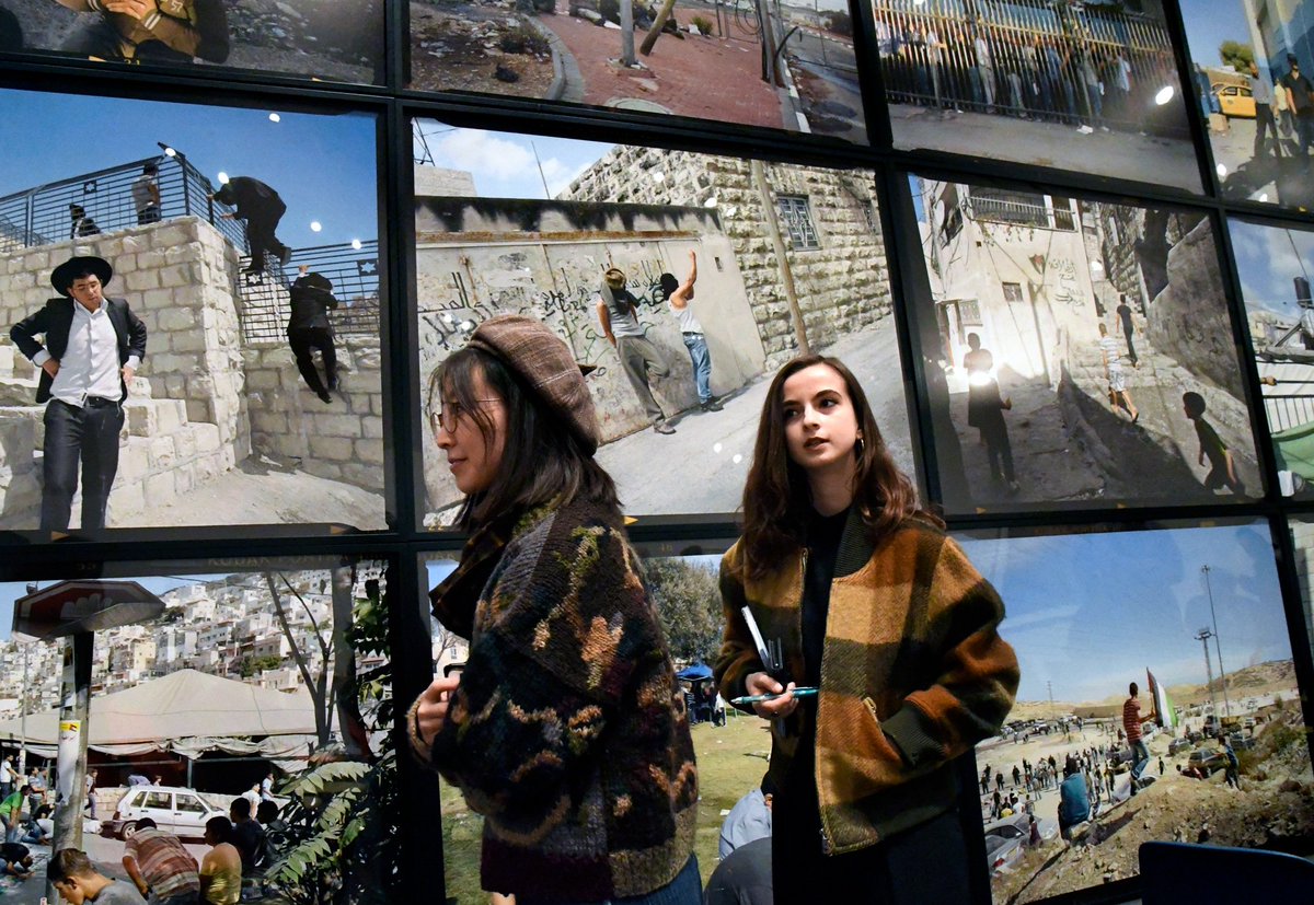 TangMuseum's tweet photo. #ThisPlacephoto kicked off with a dialogue between photographer Stephen Shore + @SkidmoreEnglish's Terence Diggory. Thanks to all who came out! @ThisPlacePhoto is #nowonview at the Tang through 4/22. Come visit! #StephenShore #WendyEwald #GillesPeress #NickWaplington https://t.co/TxJLAxUsLF