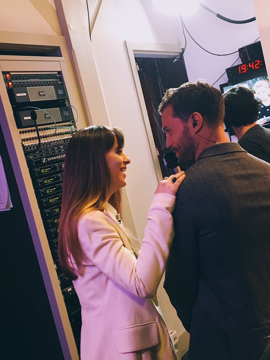 UniversalFR's tweet photo. Complicité pour notre flamboyant duo #DakotaJohnson et #JamieDornan sur le plateau de #CaVous 👌 
#CinquanteNuances https://t.co/ayRxM2pb0A